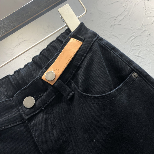 Uus kõrge vöökoha ja valgete ja mustade taskutega naiste teksapükste mudel