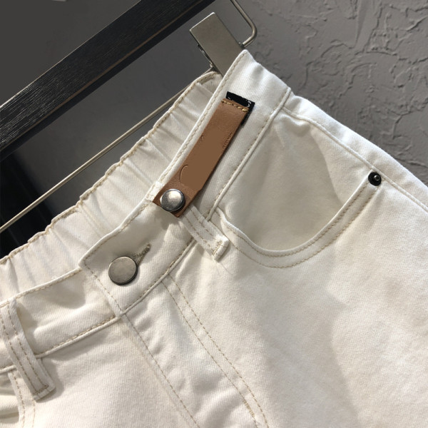 Uus kõrge vöökoha ja valgete ja mustade taskutega naiste teksapükste mudel