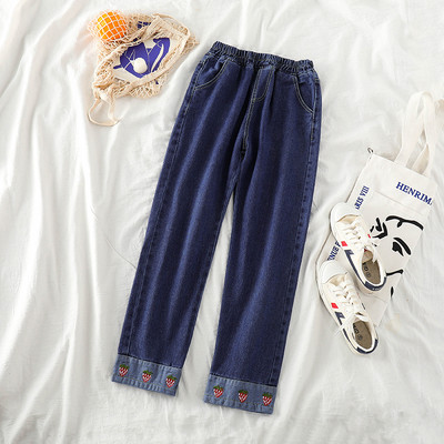 Μοντέρνα γυναικεία τζιν με κεντήματα και ελαστική μέση