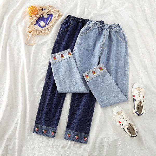 Μοντέρνα γυναικεία τζιν με κεντήματα και ελαστική μέση