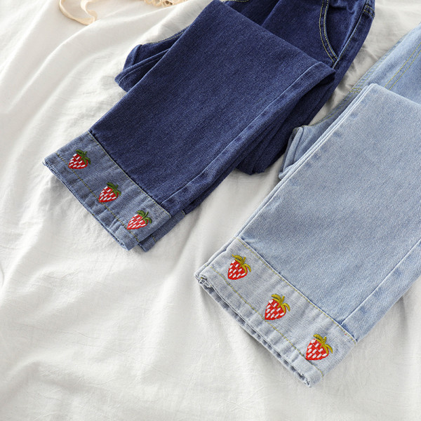 Μοντέρνα γυναικεία τζιν με κεντήματα και ελαστική μέση