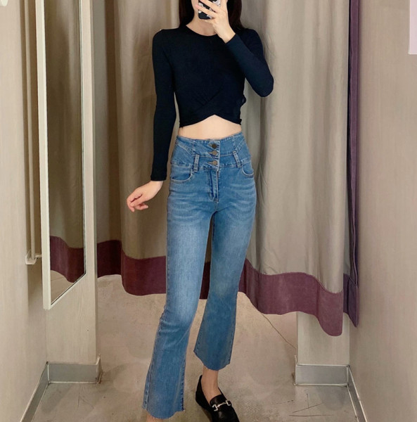 Naiste kõrge vöökoha ja nööpidega retrostiilis teksad