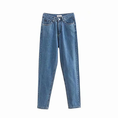 Lihtne mudel kõrge vöökohaga siniste teksadega