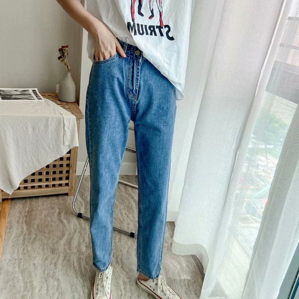 Lihtne mudel kõrge vöökohaga siniste teksadega