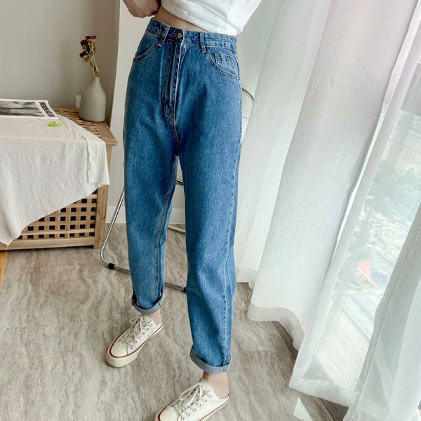 Lihtne mudel kõrge vöökohaga siniste teksadega