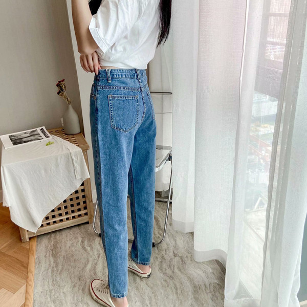 Lihtne mudel kõrge vöökohaga siniste teksadega