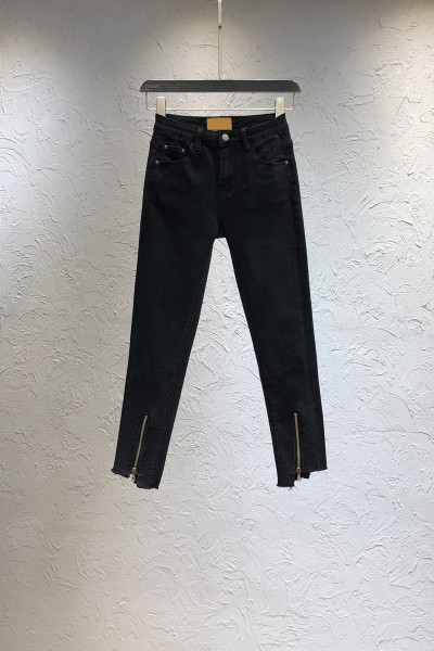 Ženske ležerne traperice s patentnim zatvaračima u crnoj boji