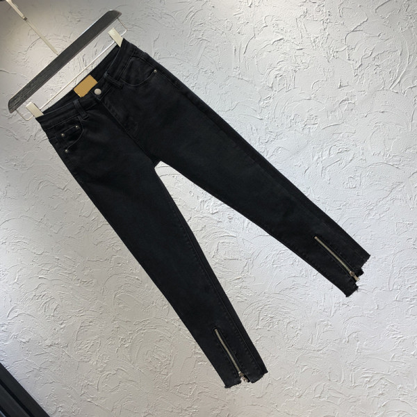 Ženske ležerne traperice s patentnim zatvaračima u crnoj boji