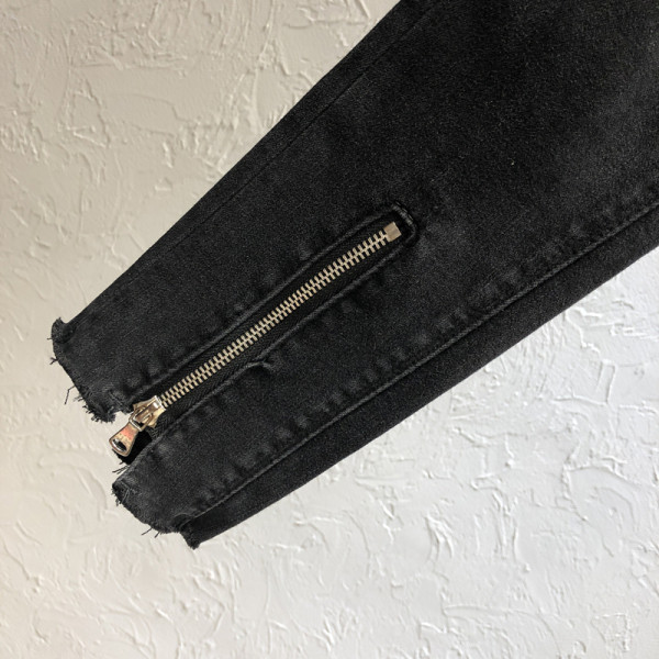 Ženske ležerne traperice s patentnim zatvaračima u crnoj boji