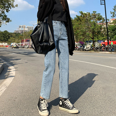 Γυναικεία τζιν με υψηλή μέση και κουμπιά