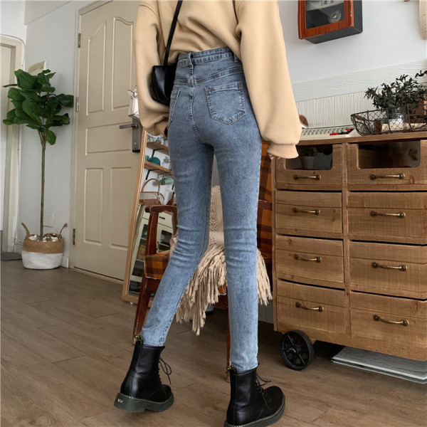 Ανοιξιάτικο μοντέλο τζιν με ψηλή μέση