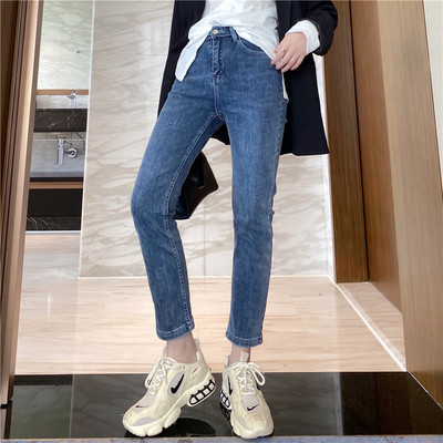 Moodsad naiste pikad taskutega teksad