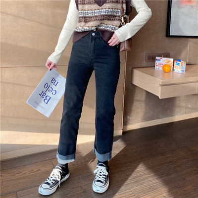 Γυναικείο τζιν μοντέλο με μανσέτες