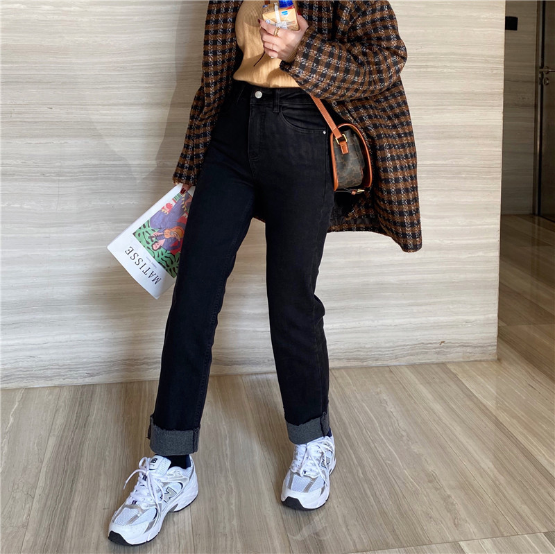 Γυναικείο τζιν μοντέλο με μανσέτες