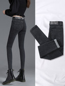 Ženske pripijene traperice s natpisom u struku