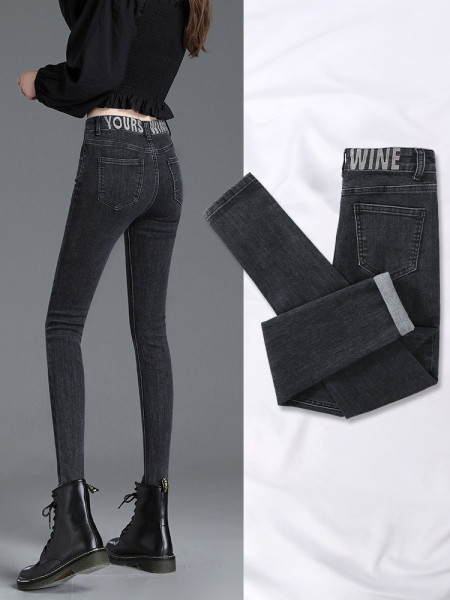 Ženske pripijene traperice s natpisom u struku