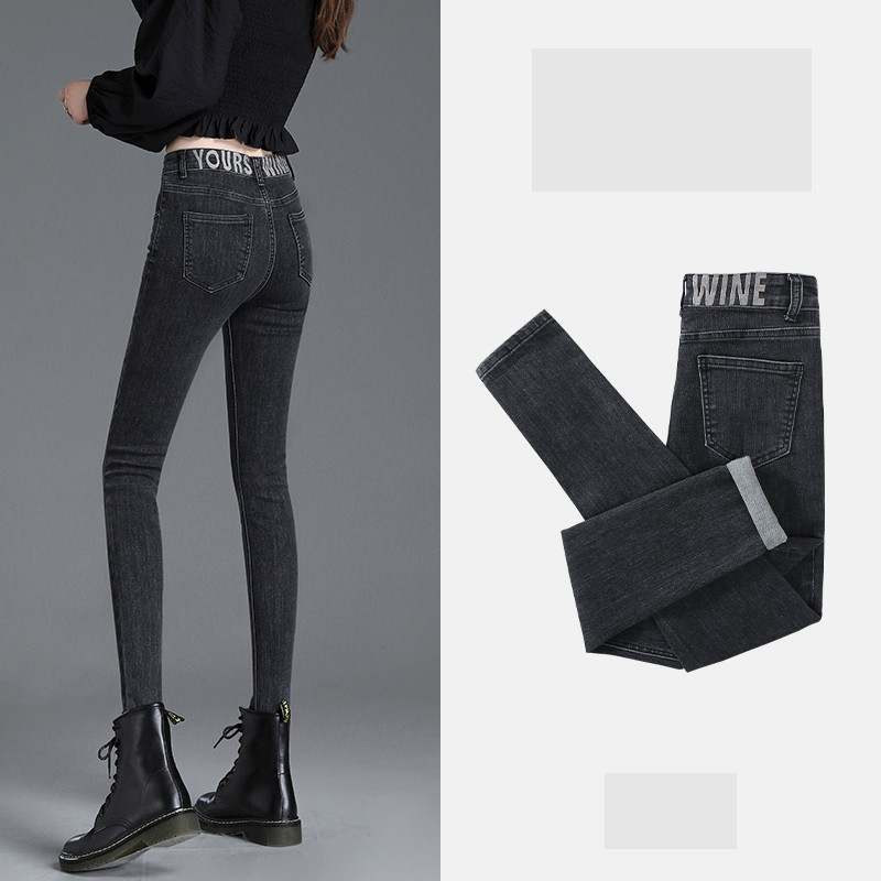 Ženske pripijene traperice s natpisom u struku