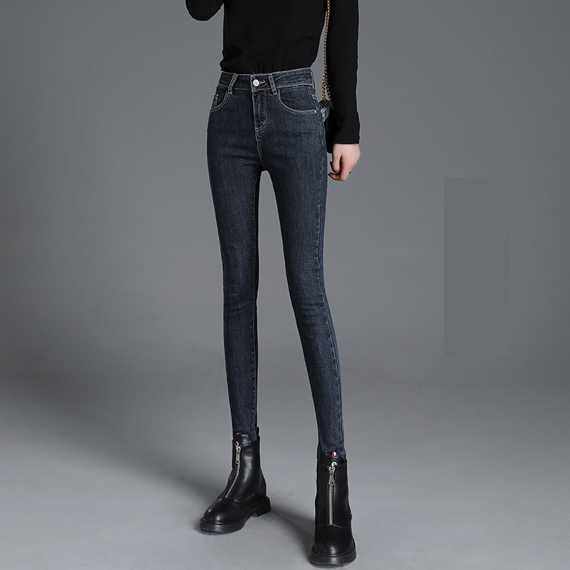 Ženske pripijene traperice s natpisom u struku