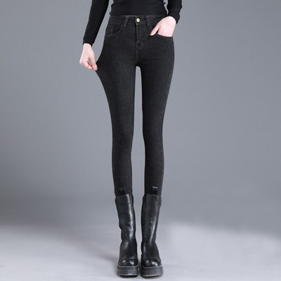 Γυναικείο τζιν μοντέλο με στάνταρ μοτίβα στη μέση και σκισμένα