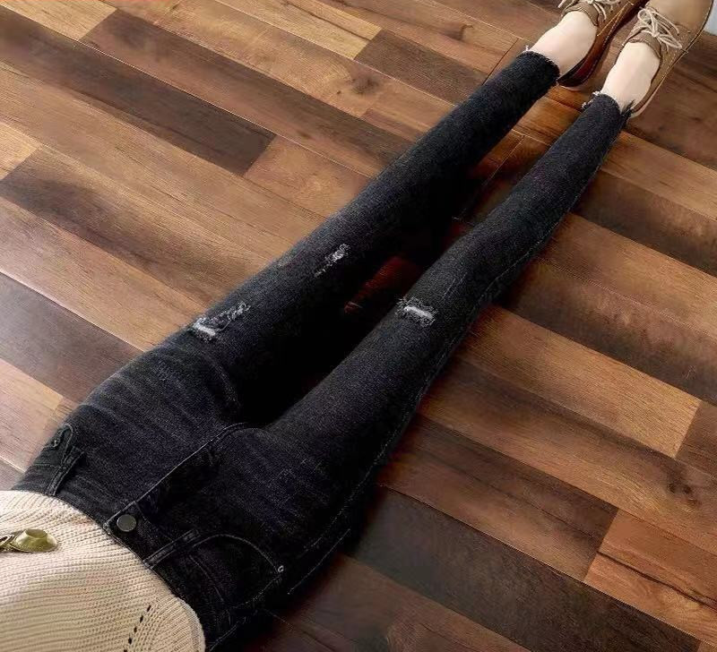 Γυναικείο τζιν μοντέλο με στάνταρ μοτίβα στη μέση και σκισμένα