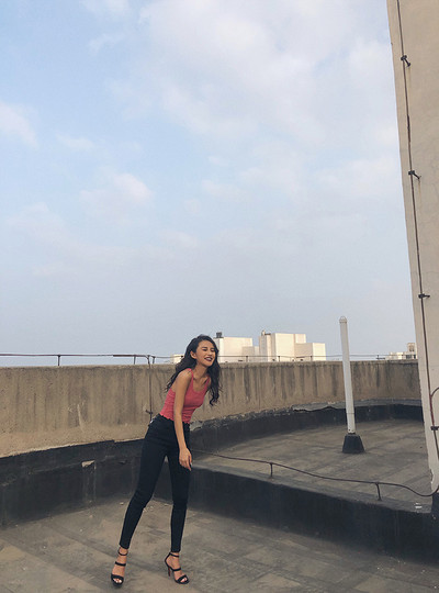 Γυναικεία τζιν casual με τσέπες και ψηλή μέση - λεπτό μοντέλο