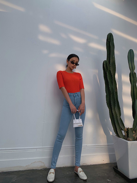 Ženske ležerne traperice s džepovima - običan model