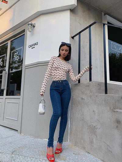 Κομψό γυναικείο τζιν λεπτό μοντέλο με ψηλή μέση