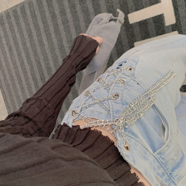 Дамски дънки в светлосин цвят и кръстосани връзки