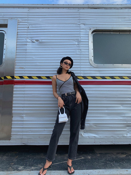 Γυναικεία τζιν casual με τσέπες και μοντέλο με υψηλή μέση