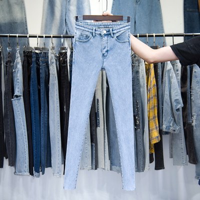 Νέο μοντέλο τζιν με κουμπί και ψηλή μέση