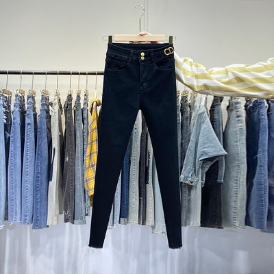 Μοντέρνα γυναικεία τζιν με μεταλλικά στοιχεία