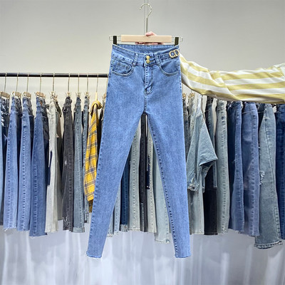 Μοντέρνα γυναικεία τζιν με μεταλλικά στοιχεία