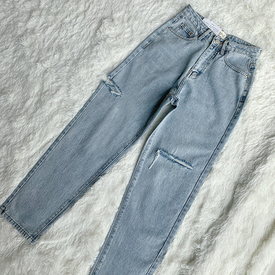 Дамски модерни дънки с разкъсан десен и висока талия