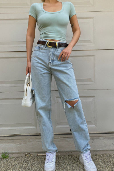 Дамски модерни дънки с разкъсан десен и висока талия