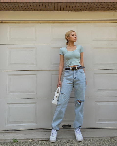 Дамски модерни дънки с разкъсан десен и висока талия