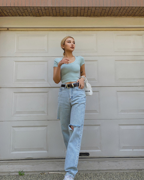 Дамски модерни дънки с разкъсан десен и висока талия