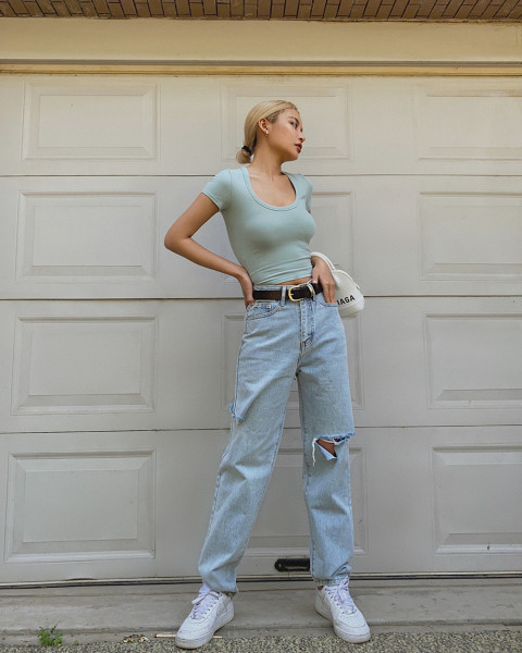 Дамски модерни дънки с разкъсан десен и висока талия