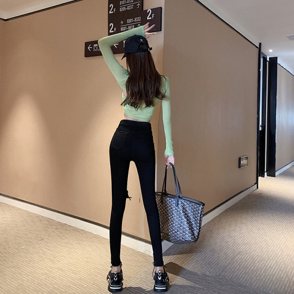 Moodsad naiste teksad rebenenud elementidega - retro stiilis