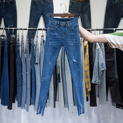 Дамски ежедневни дънки Slim модел със скъсани мотиви 