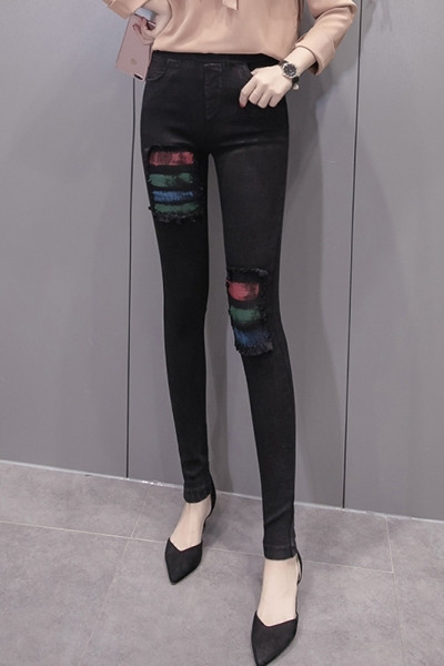 Ženske traperice sa poderanim motivima i visokim strukom u crnoj boji