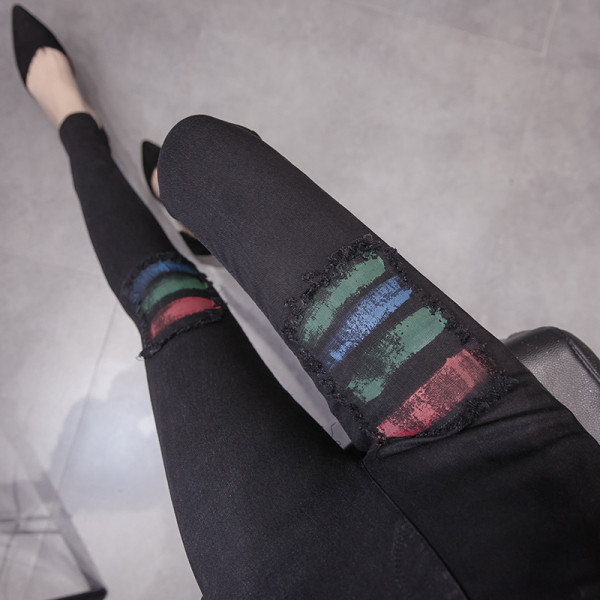 Ženske traperice sa poderanim motivima i visokim strukom u crnoj boji