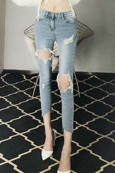 Γυναικεία τζιν με σκισμένα μοτίβα σε ανοιχτό χρώμα