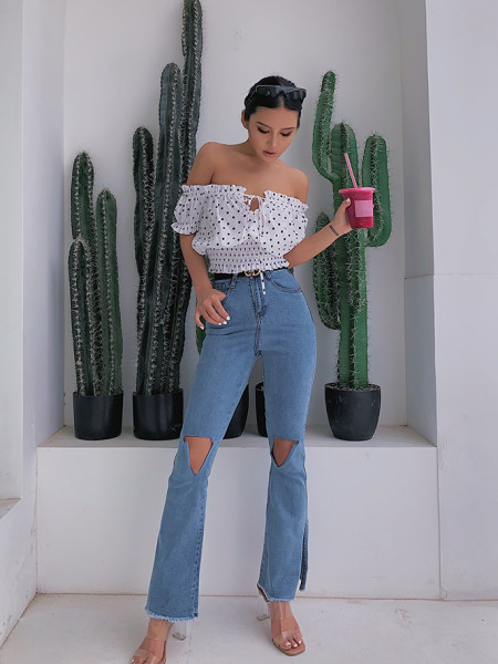 Kõrge vöökoha ja rebenenud motiiviga naiste teksad