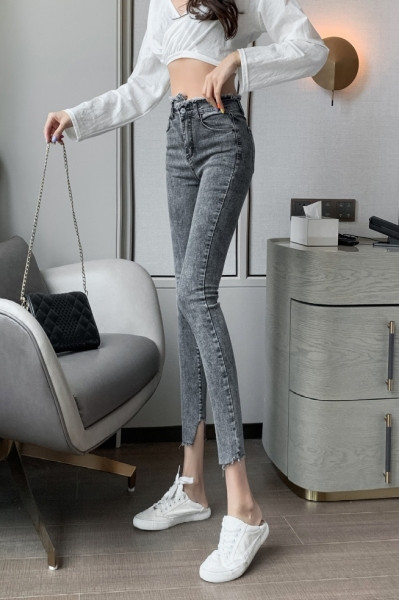 Nove ljetne traperice s asimetričnim kopčanjem