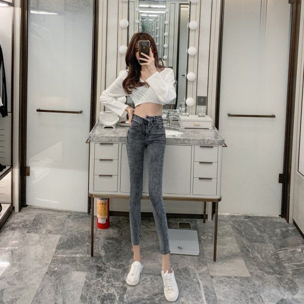 Nove ljetne traperice s asimetričnim kopčanjem