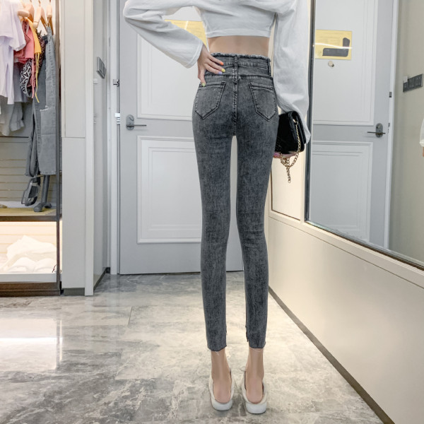 Nove ljetne traperice s asimetričnim kopčanjem