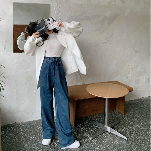 Lai sinine taskutega naiste teksapükste mudel