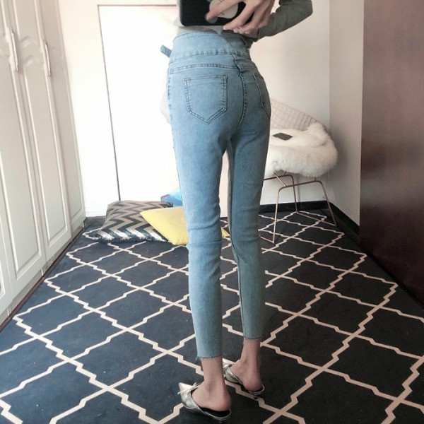 Casual τζιν με ασύμμετρη στερέωση και μεταλλικό δαχτυλίδι