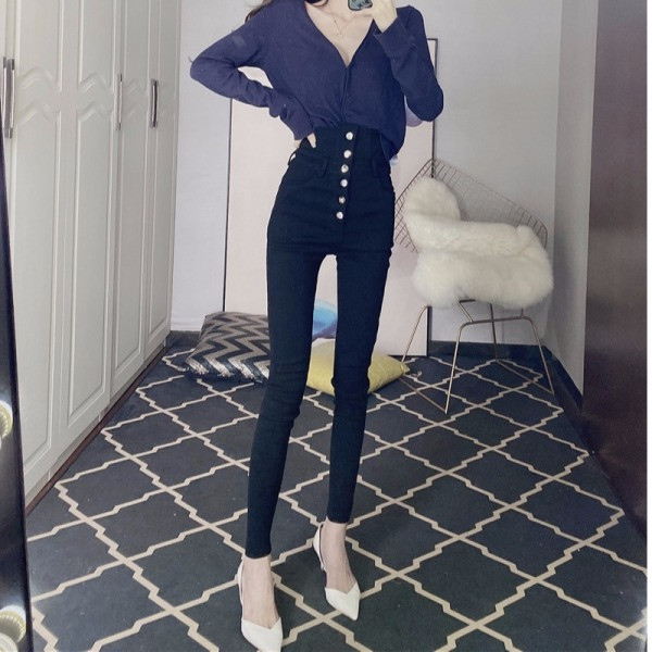 Μοντέρνο τζιν με υψηλή μέση και κουμπιά