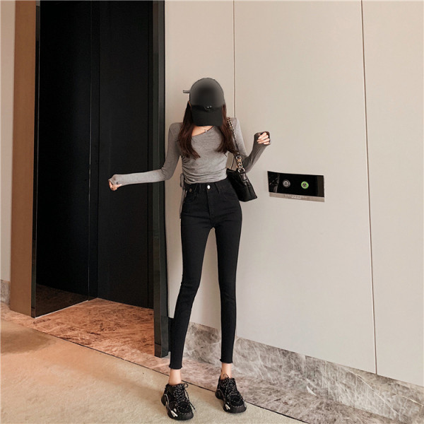 Moderné priliehavé džínsy s vysokým pásom